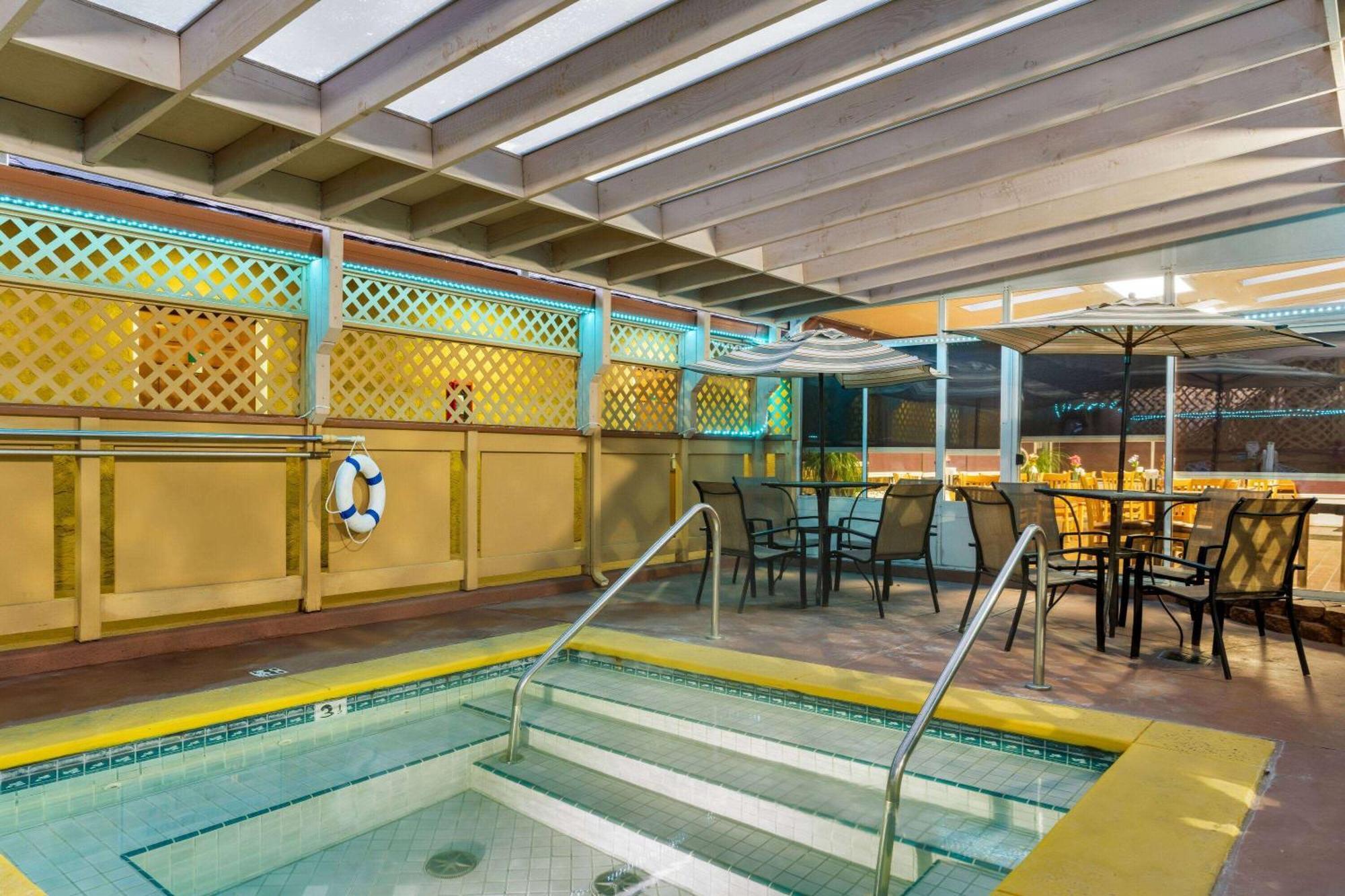 Howard Johnson By Wyndham Santa Cruz Beach Boardwalk Εξωτερικό φωτογραφία